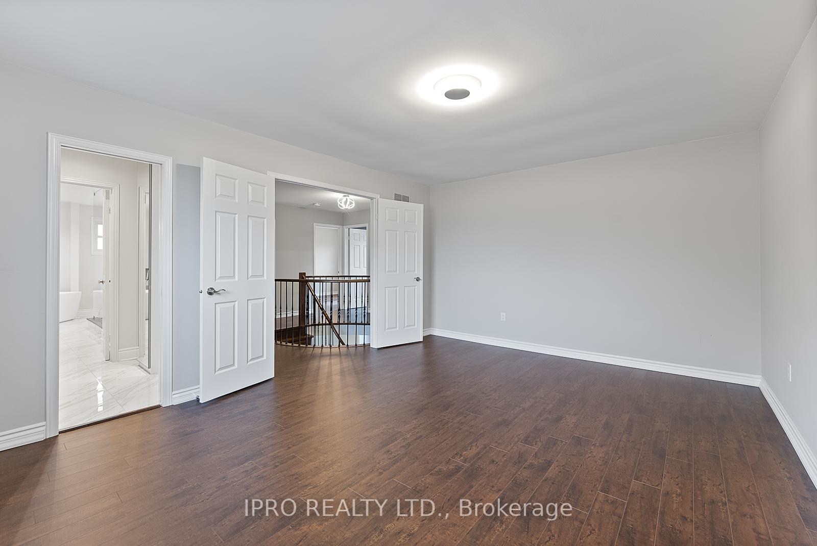 Photo 25 of 907 Leslie Valley Drive, Newmarket, Huron Heights-Leslie Valley — HOMEH