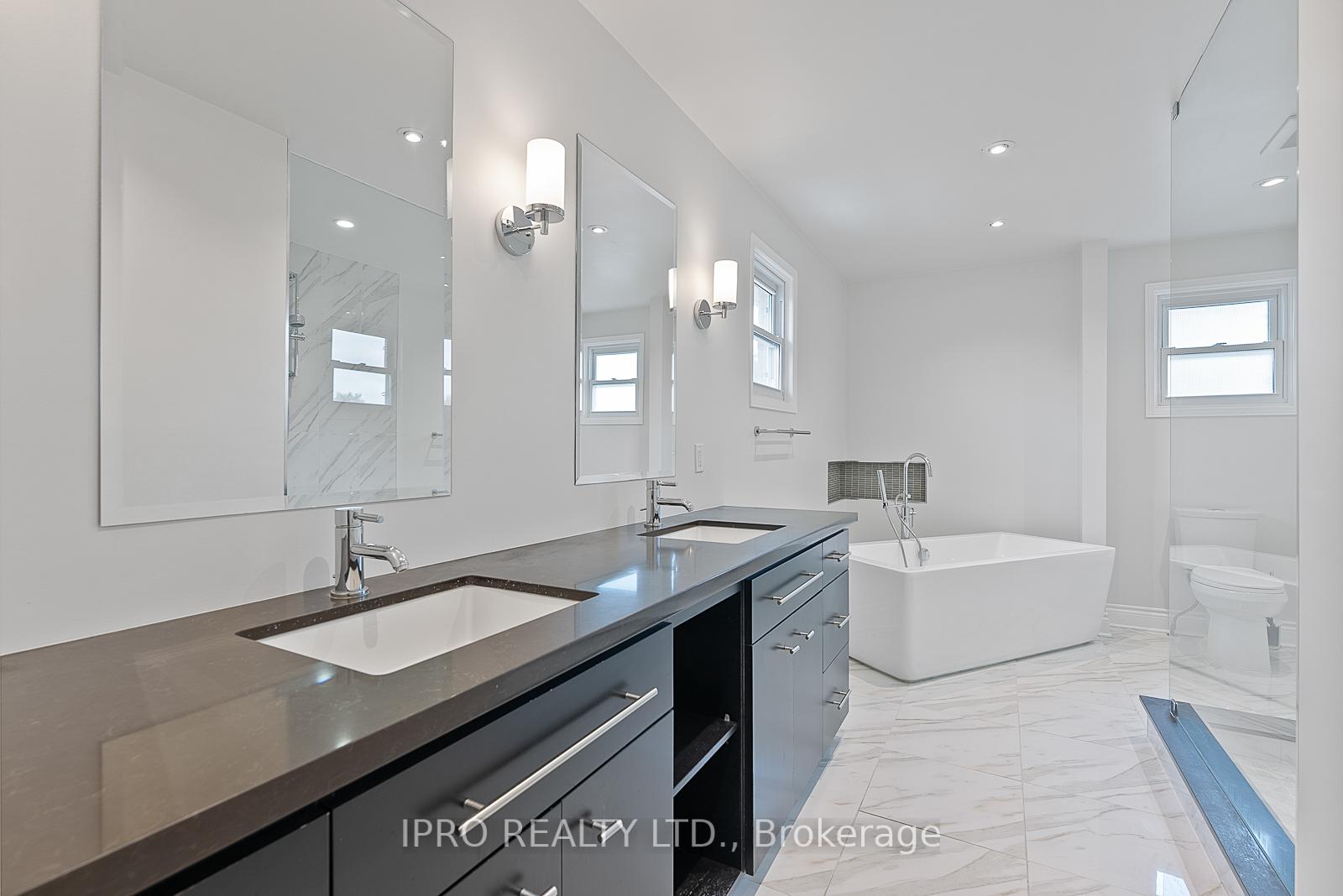 Photo 18 of 907 Leslie Valley Drive, Newmarket, Huron Heights-Leslie Valley — HOMEH