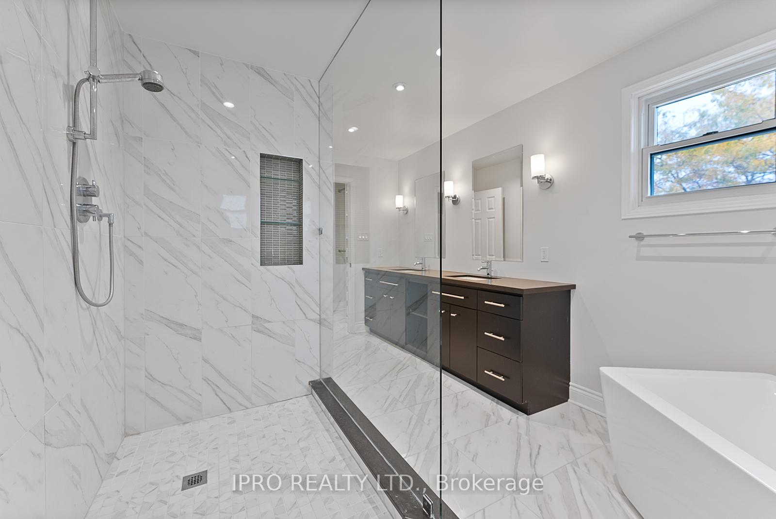 Photo 24 of 907 Leslie Valley Drive, Newmarket, Huron Heights-Leslie Valley — HOMEH
