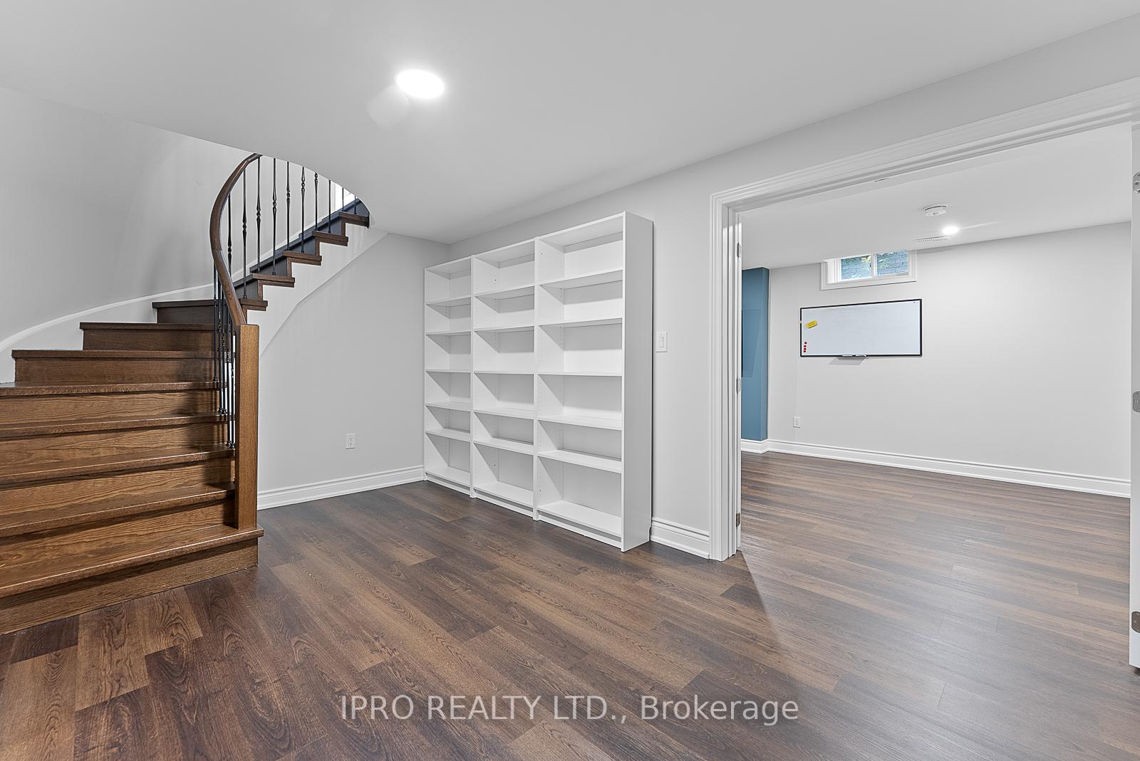 Photo 17 of 907 Leslie Valley Drive, Newmarket, Huron Heights-Leslie Valley — HOMEH