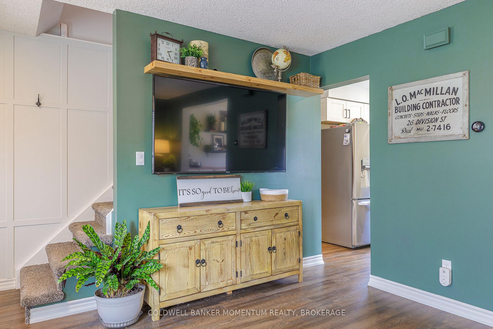 Photo 3 of 30 St. Hildas Court, St. Catharines, Haig — HOMEH
