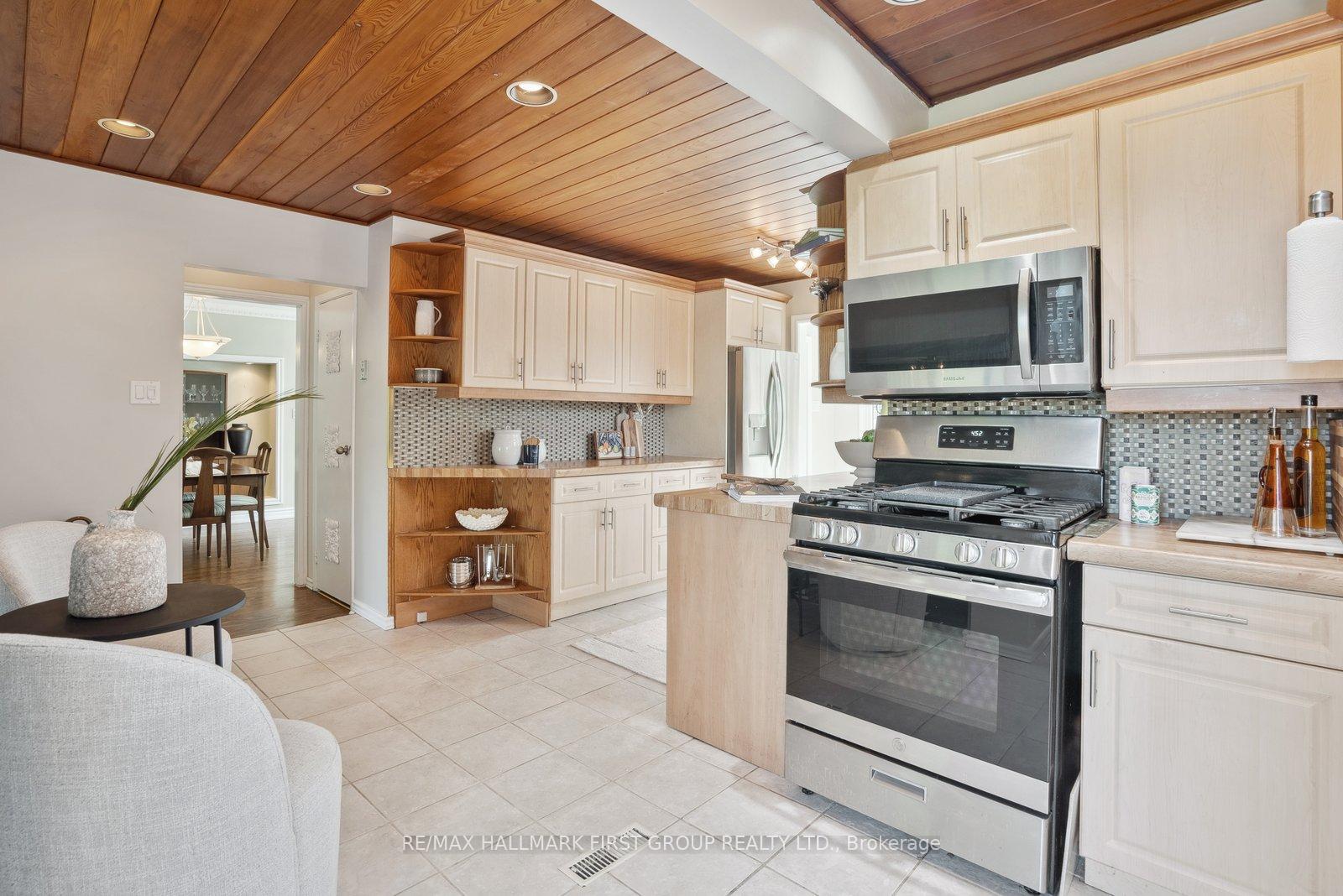 Photo 6 of 980 Essa Crescent, Pickering, West Shore — HOMEH