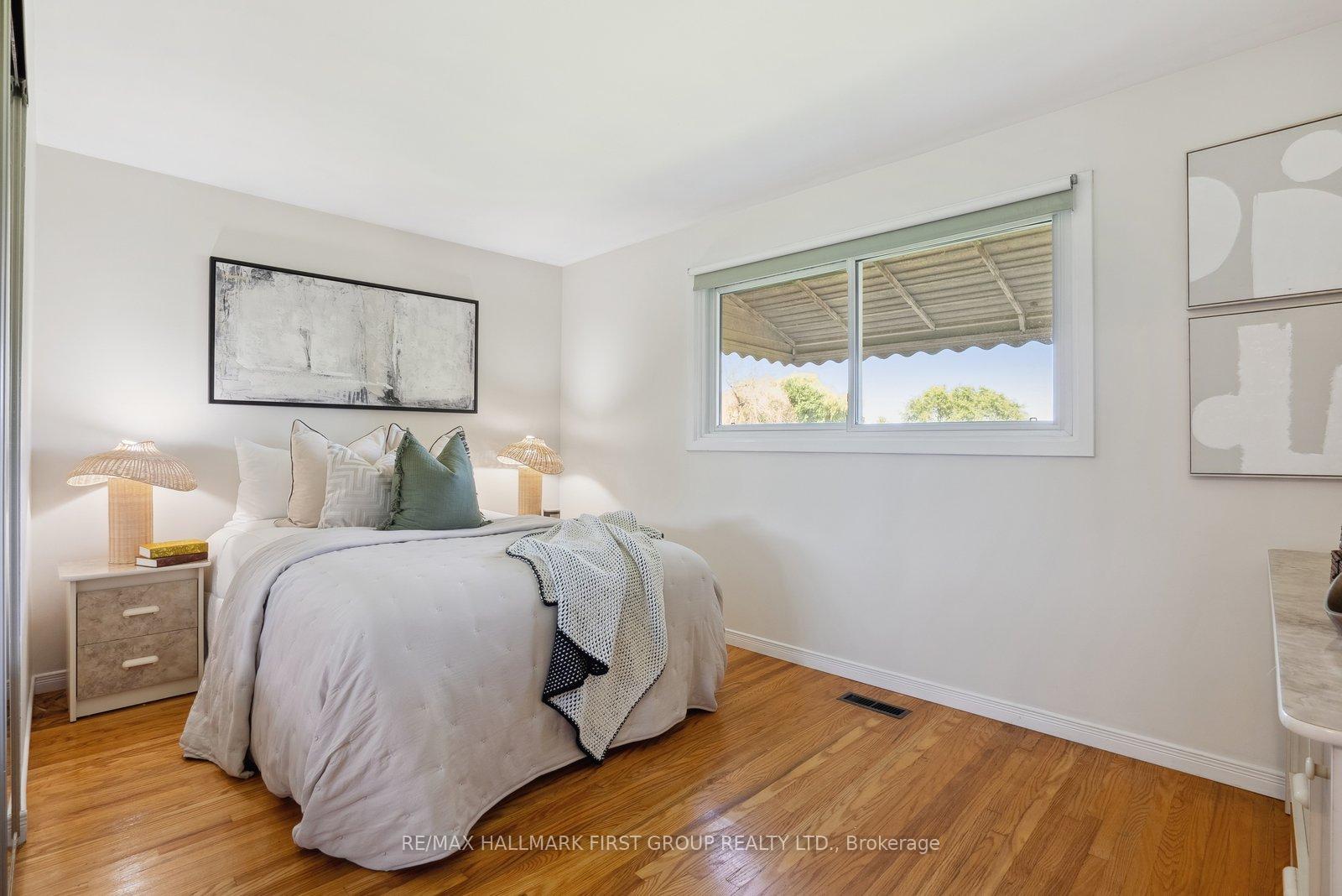 Photo 4 of 980 Essa Crescent, Pickering, West Shore — HOMEH
