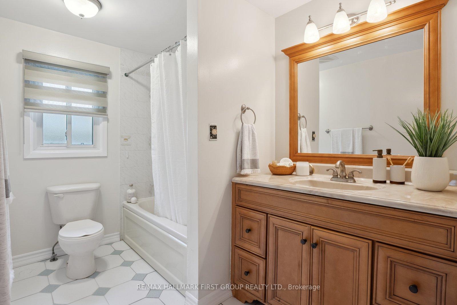 Photo 5 of 980 Essa Crescent, Pickering, West Shore — HOMEH