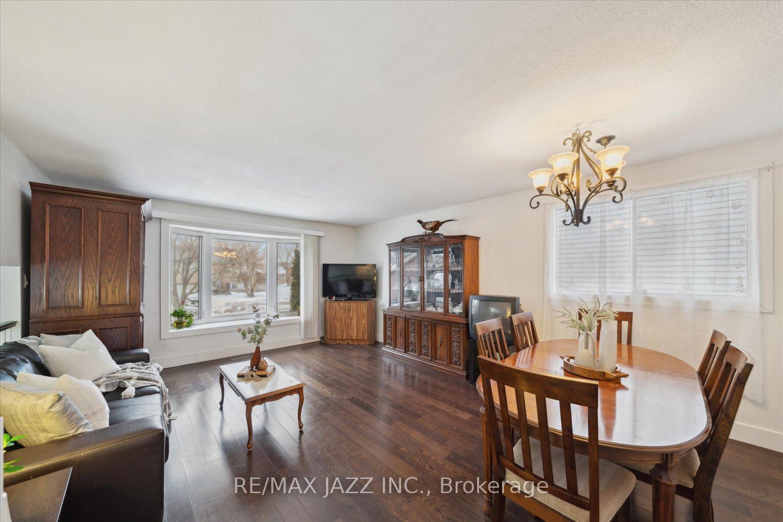 Photo 3 of 12 Glenabbey Drive, Clarington, Courtice — HOMEH