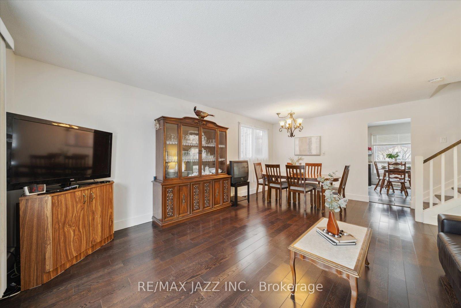 Photo 4 of 12 Glenabbey Drive, Clarington, Courtice — HOMEH
