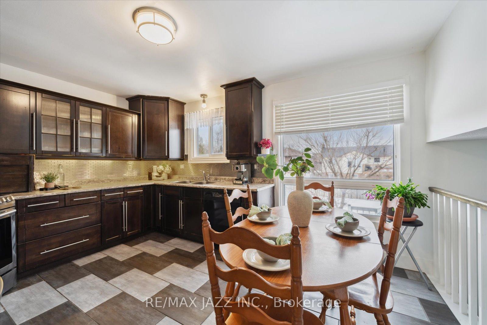 Photo 6 of 12 Glenabbey Drive, Clarington, Courtice — HOMEH