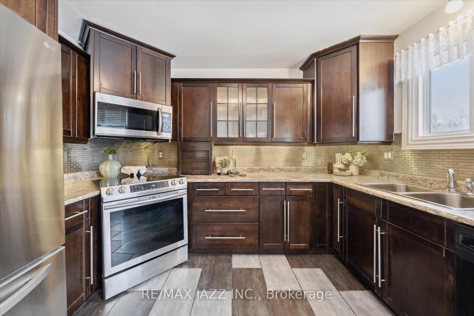 Photo 7 of 12 Glenabbey Drive, Clarington, Courtice — HOMEH
