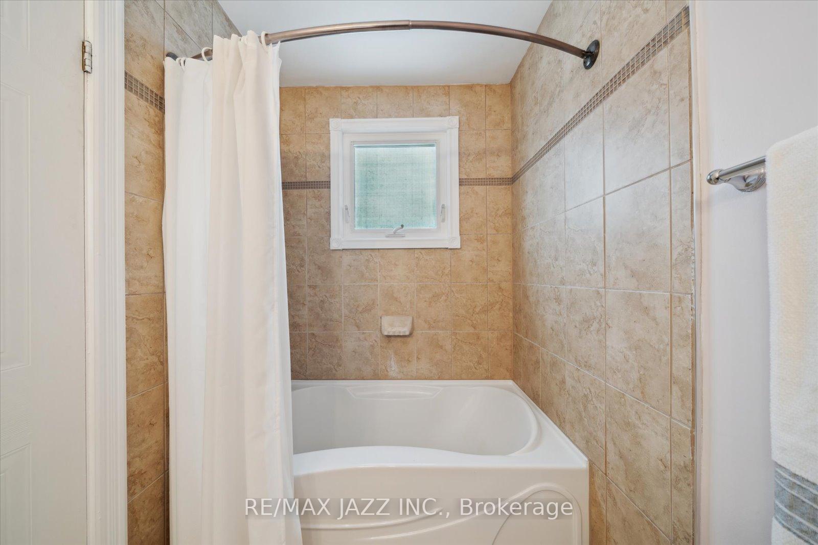 Photo 8 of 12 Glenabbey Drive, Clarington, Courtice — HOMEH