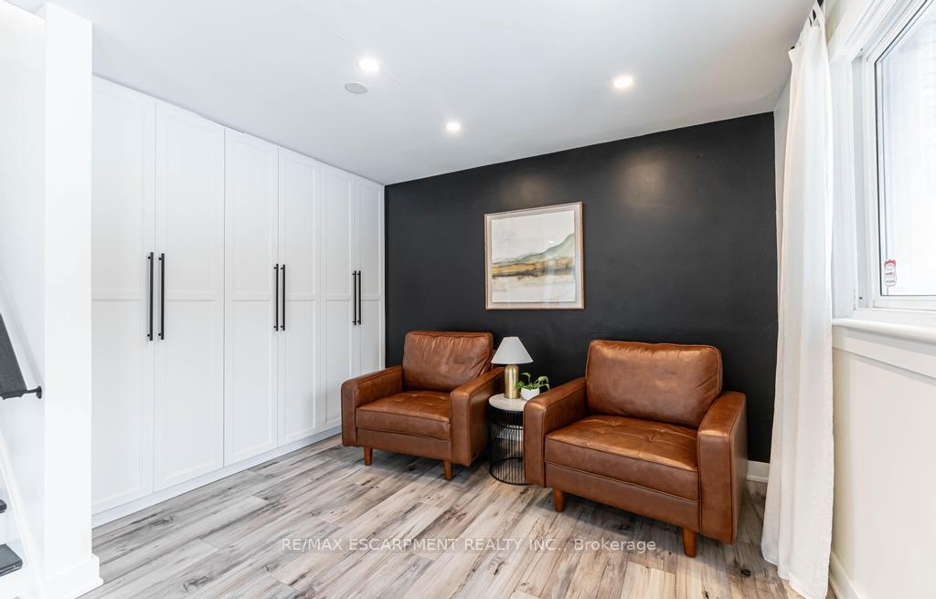 Photo 2 of 19 Cherrywood Drive, Hamilton, Stoney Creek — HOMEH
