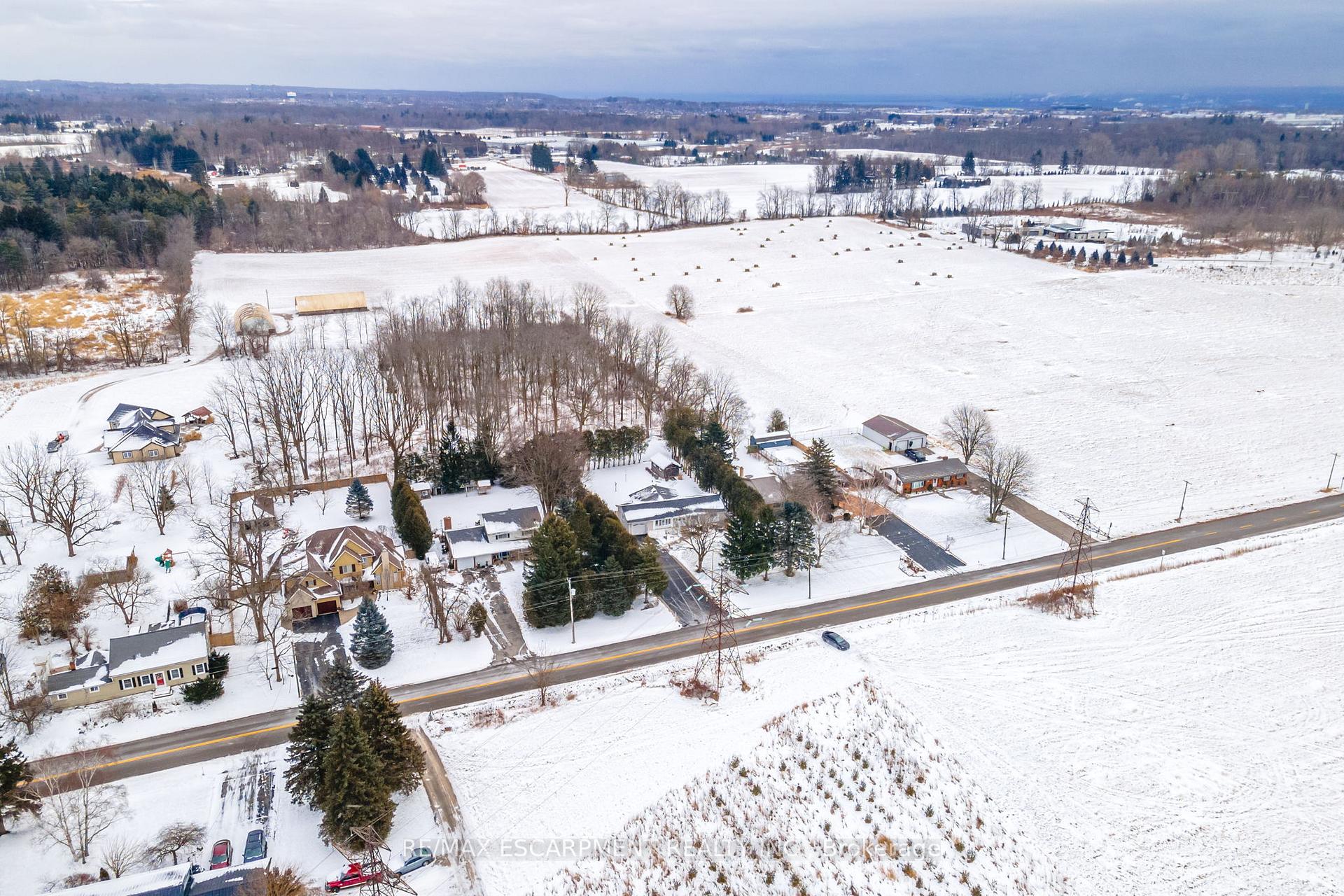 Photo 2 of 802 Millgrove Side Road, Hamilton, Waterdown — HOMEH
