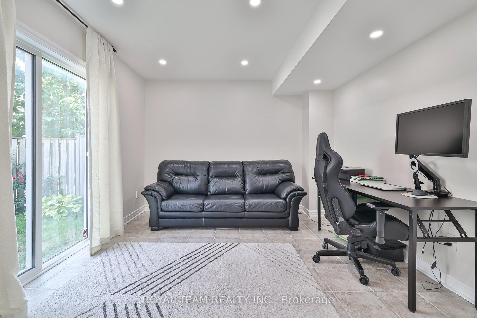 Photo 5 of 60 Matthew Boyd Crescent, Newmarket, Woodland Hill — HOMEH