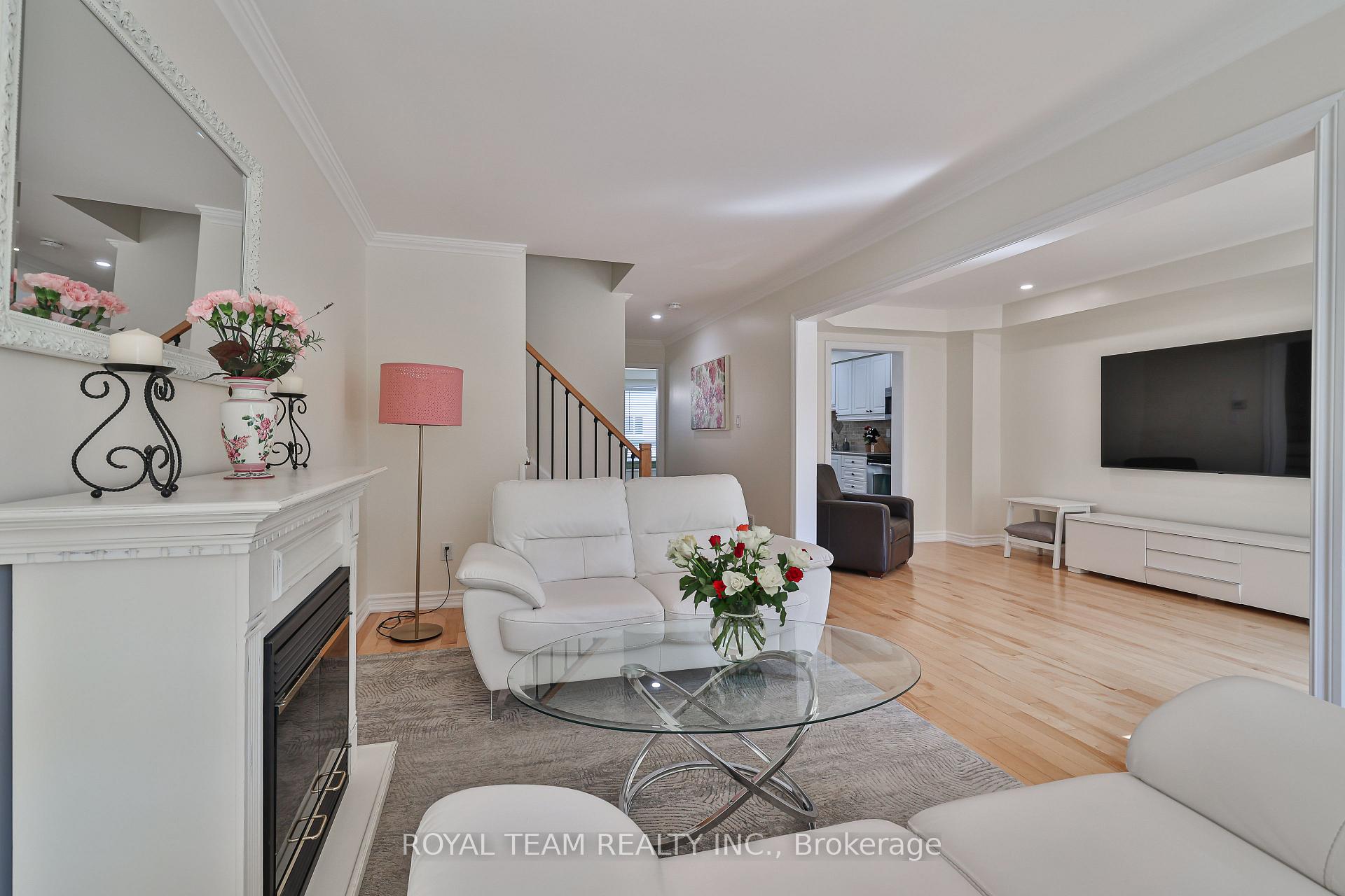 Photo 3 of 60 Matthew Boyd Crescent, Newmarket, Woodland Hill — HOMEH