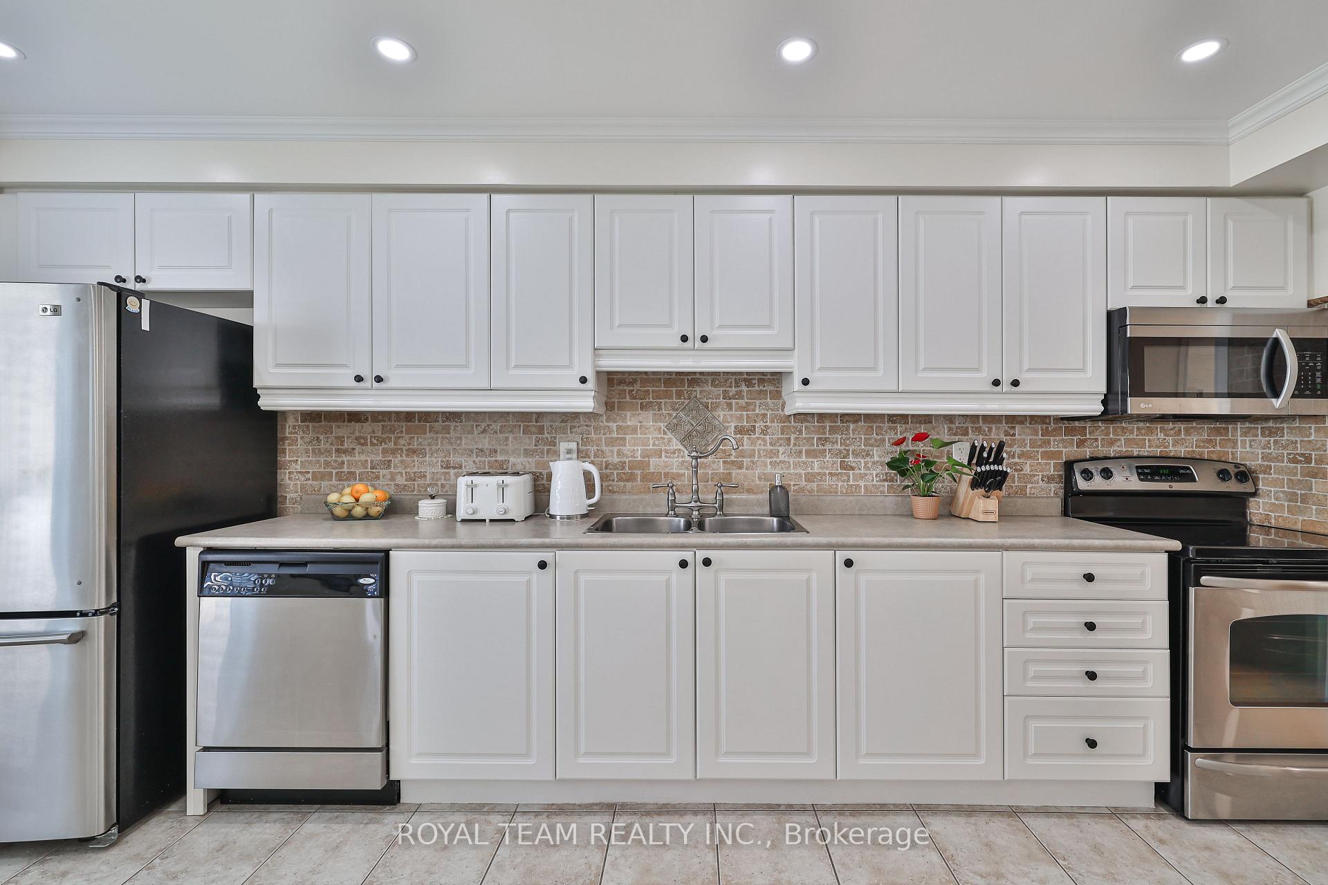Photo 6 of 60 Matthew Boyd Crescent, Newmarket, Woodland Hill — HOMEH