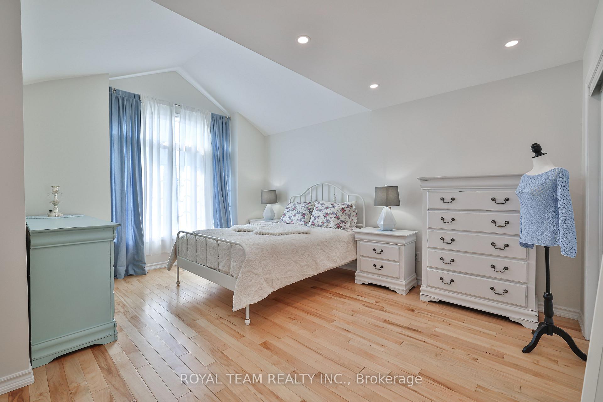 Photo 10 of 60 Matthew Boyd Crescent, Newmarket, Woodland Hill — HOMEH