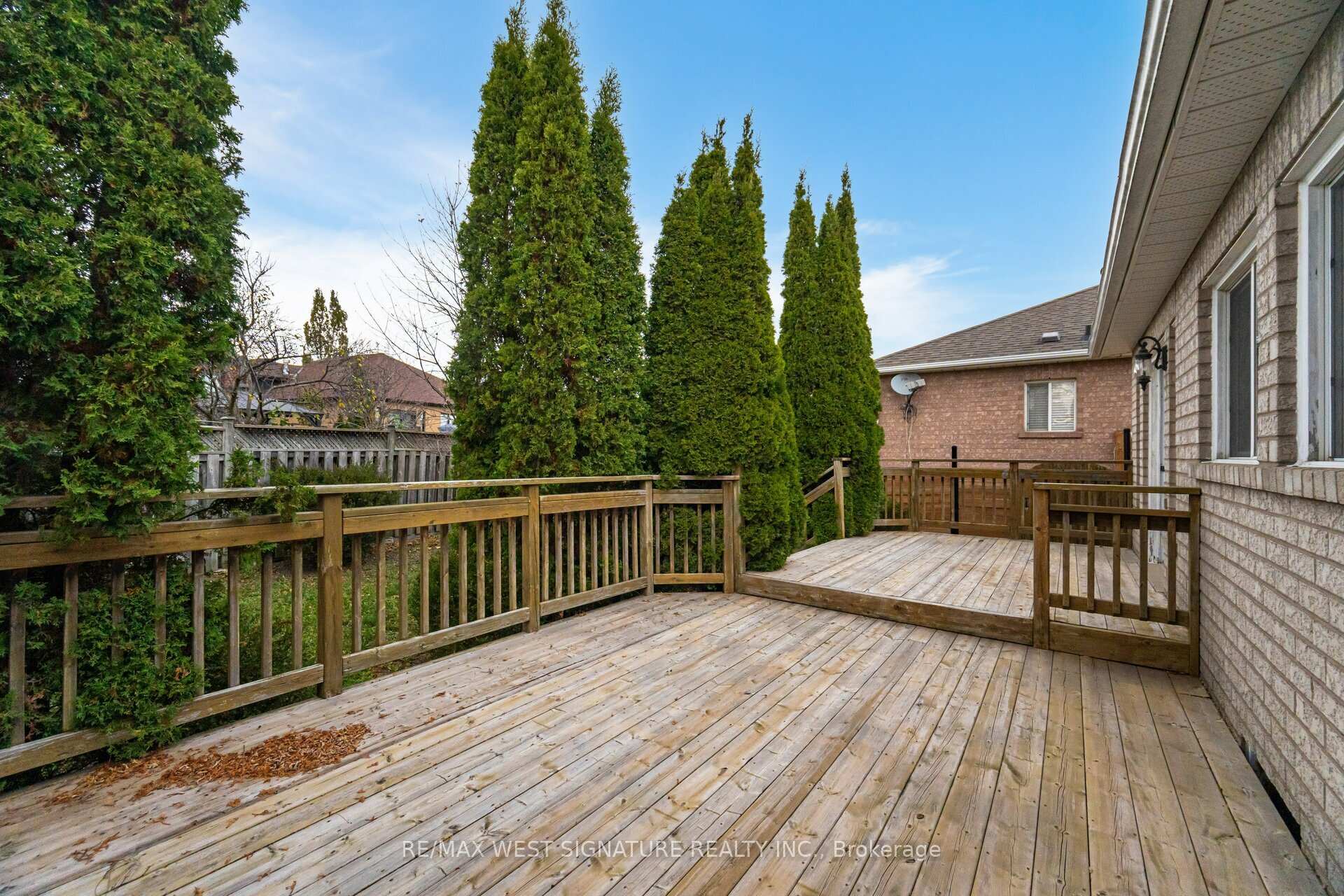 Photo 17 of 10 Albiwoods Trail, Caledon, Bolton East — HOMEH