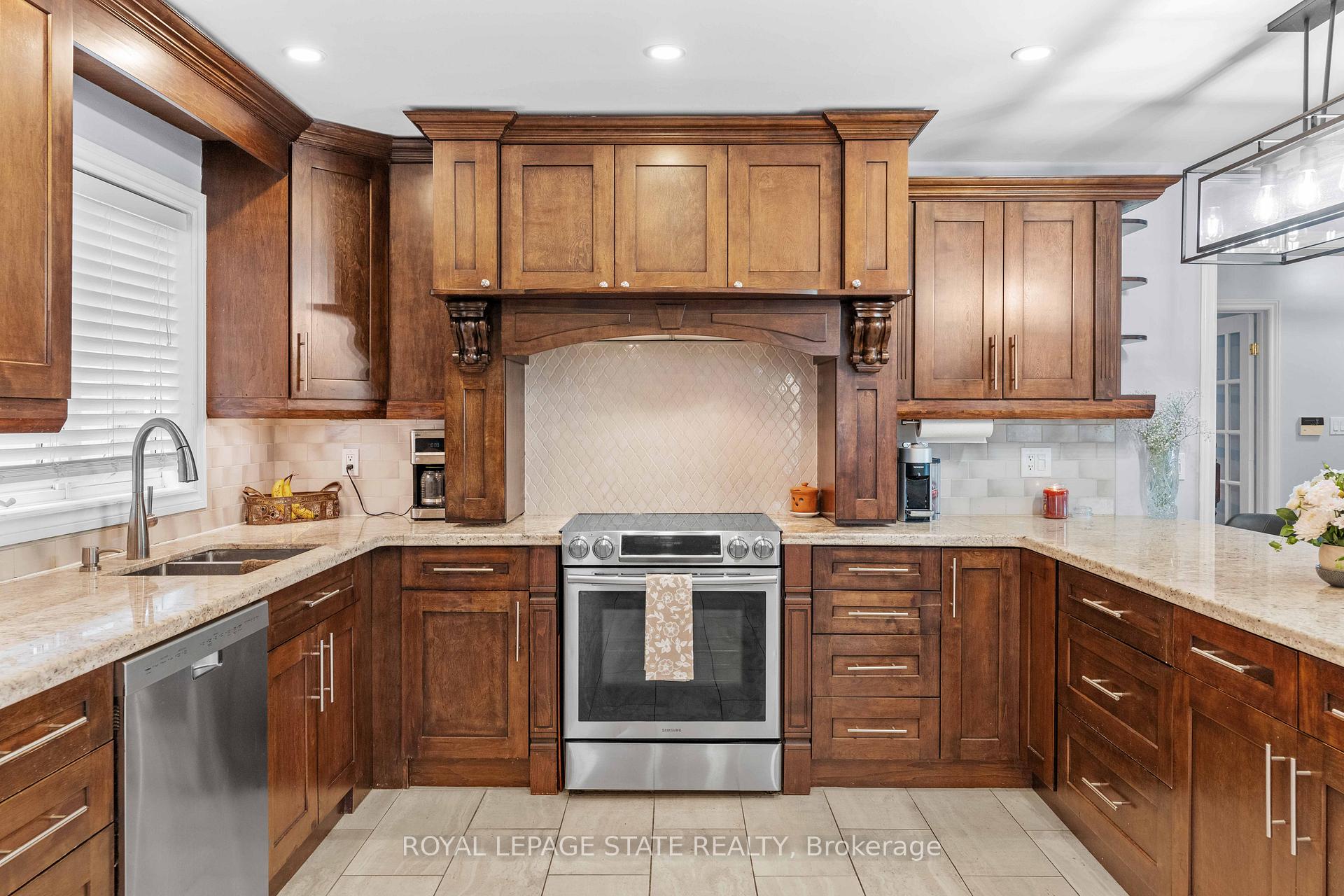 Photo 14 of 95 Thoroughbred Boulevard, Hamilton, Ancaster — HOMEH