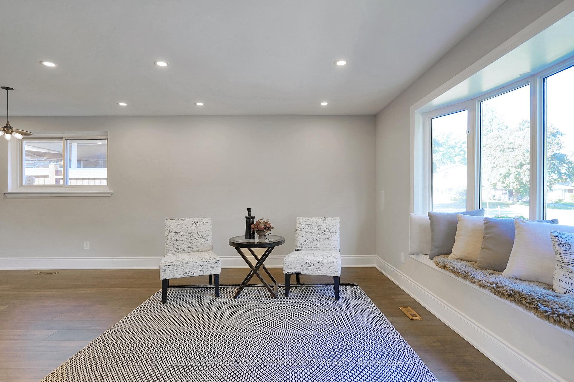 Photo 13 of 42 Devins Drive, Aurora, Aurora Heights — HOMEH