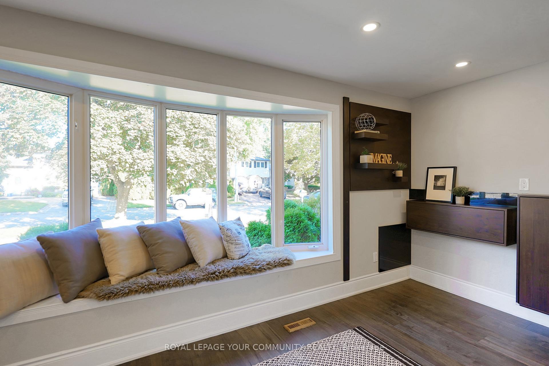Photo 8 of 42 Devins Drive, Aurora, Aurora Heights — HOMEH