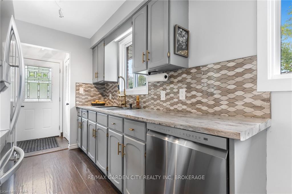 Photo 5 of 50 Bunting Road, St. Catharines, Secord Woods — HOMEH