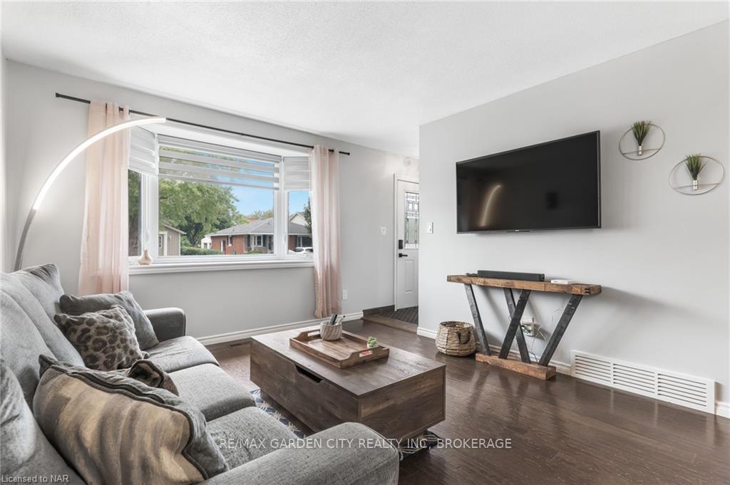 Photo 11 of 50 Bunting Road, St. Catharines, Secord Woods — HOMEH