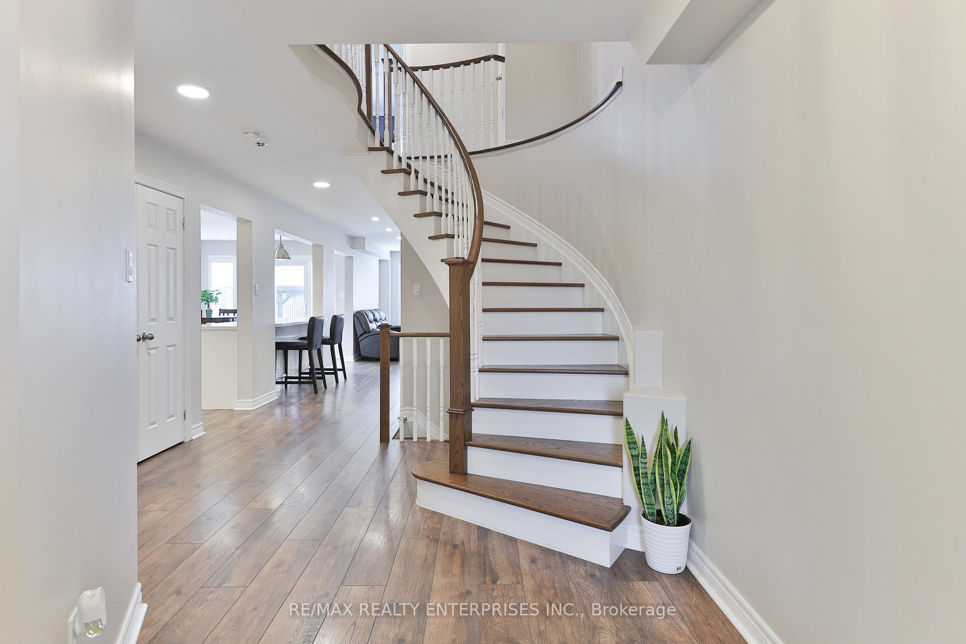 Photo 3 of 12 Grapevine Road, Caledon, Bolton West — HOMEH
