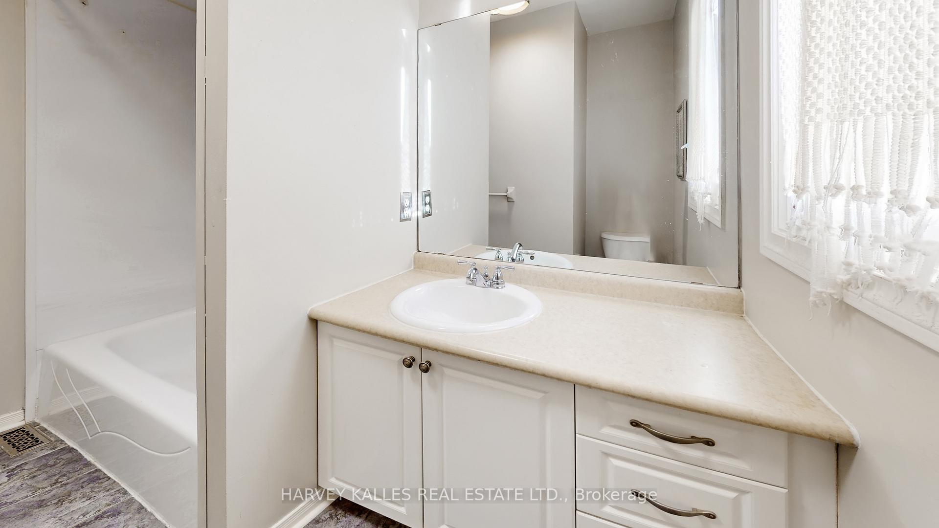 Photo 24 of 22 Laidlaw Drive, Barrie, West Bayfield — HOMEH