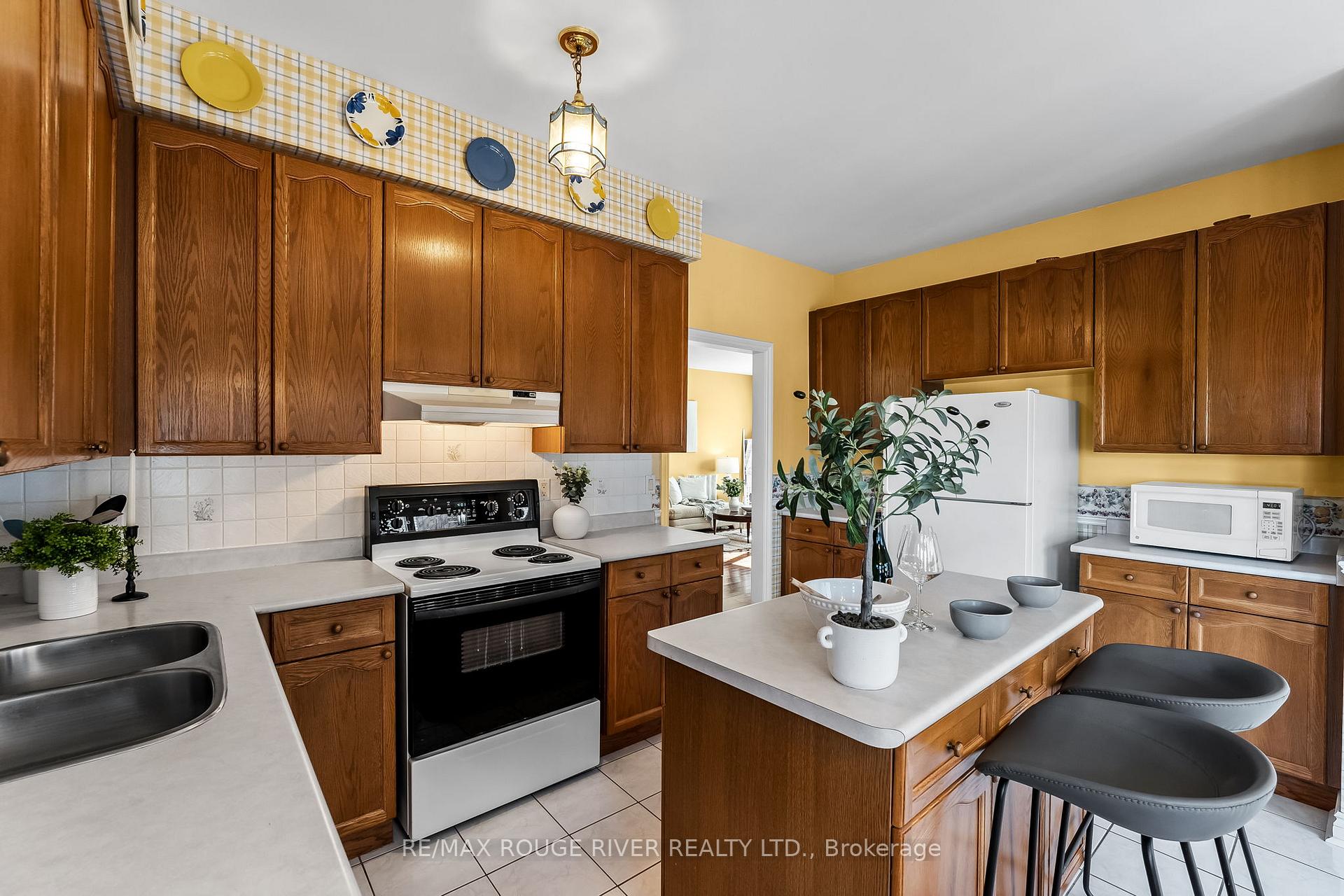 Photo 5 of 53 Waterbury Crescent, Scugog, Port Perry — HOMEH