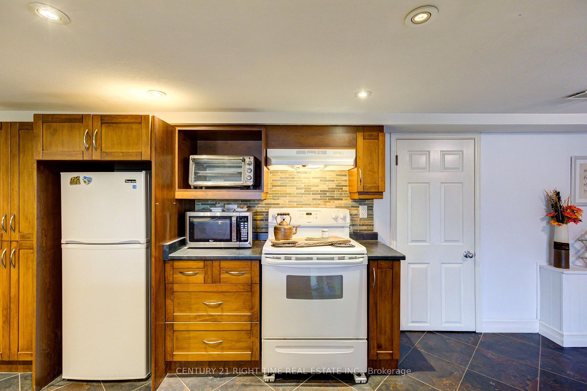 Photo 25 of 978 Winterhalt Avenue, Cambridge — HOMEH
