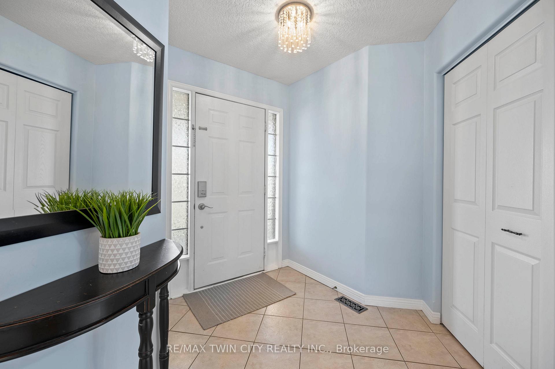 Photo 7 of 27 Rush Meadow Street, Kitchener — HOMEH