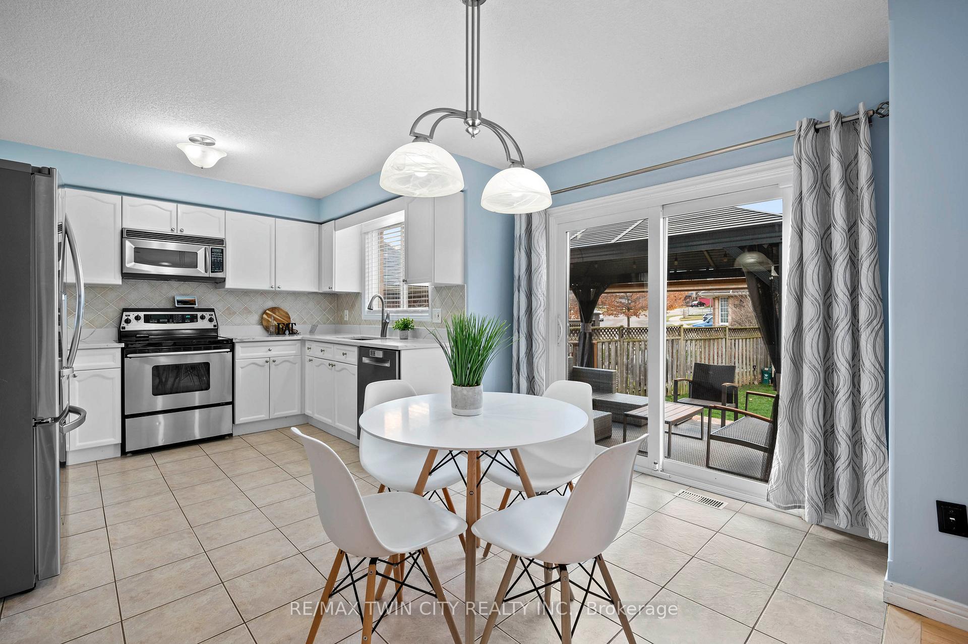 Photo 4 of 27 Rush Meadow Street, Kitchener — HOMEH