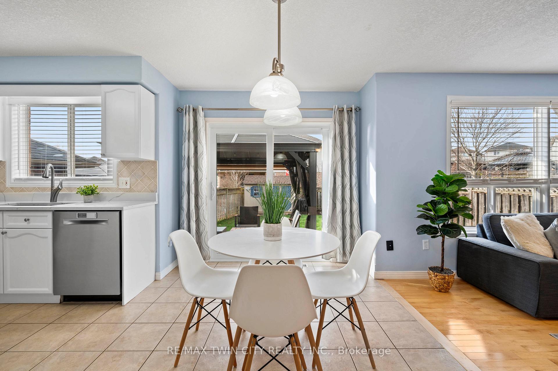 Photo 9 of 27 Rush Meadow Street, Kitchener — HOMEH