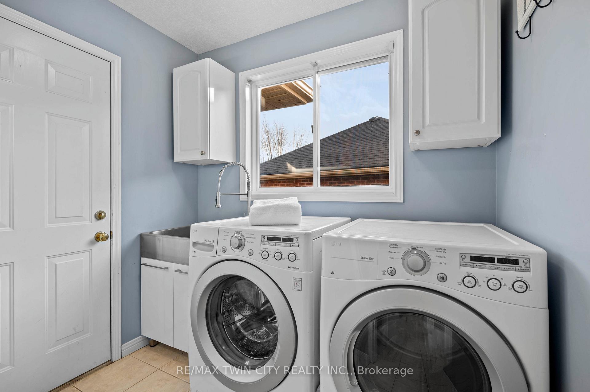 Photo 10 of 27 Rush Meadow Street, Kitchener — HOMEH