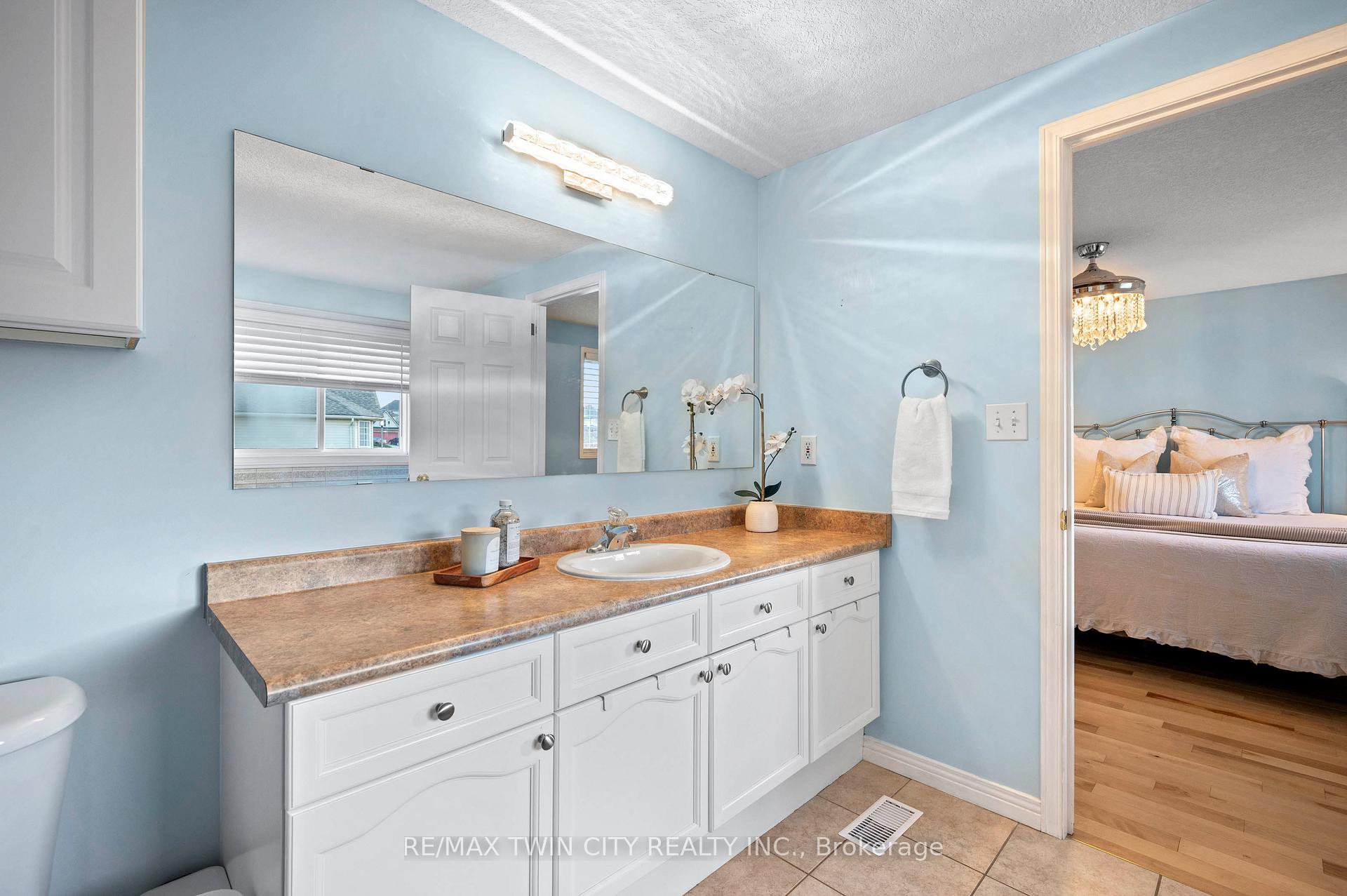 Photo 6 of 27 Rush Meadow Street, Kitchener — HOMEH