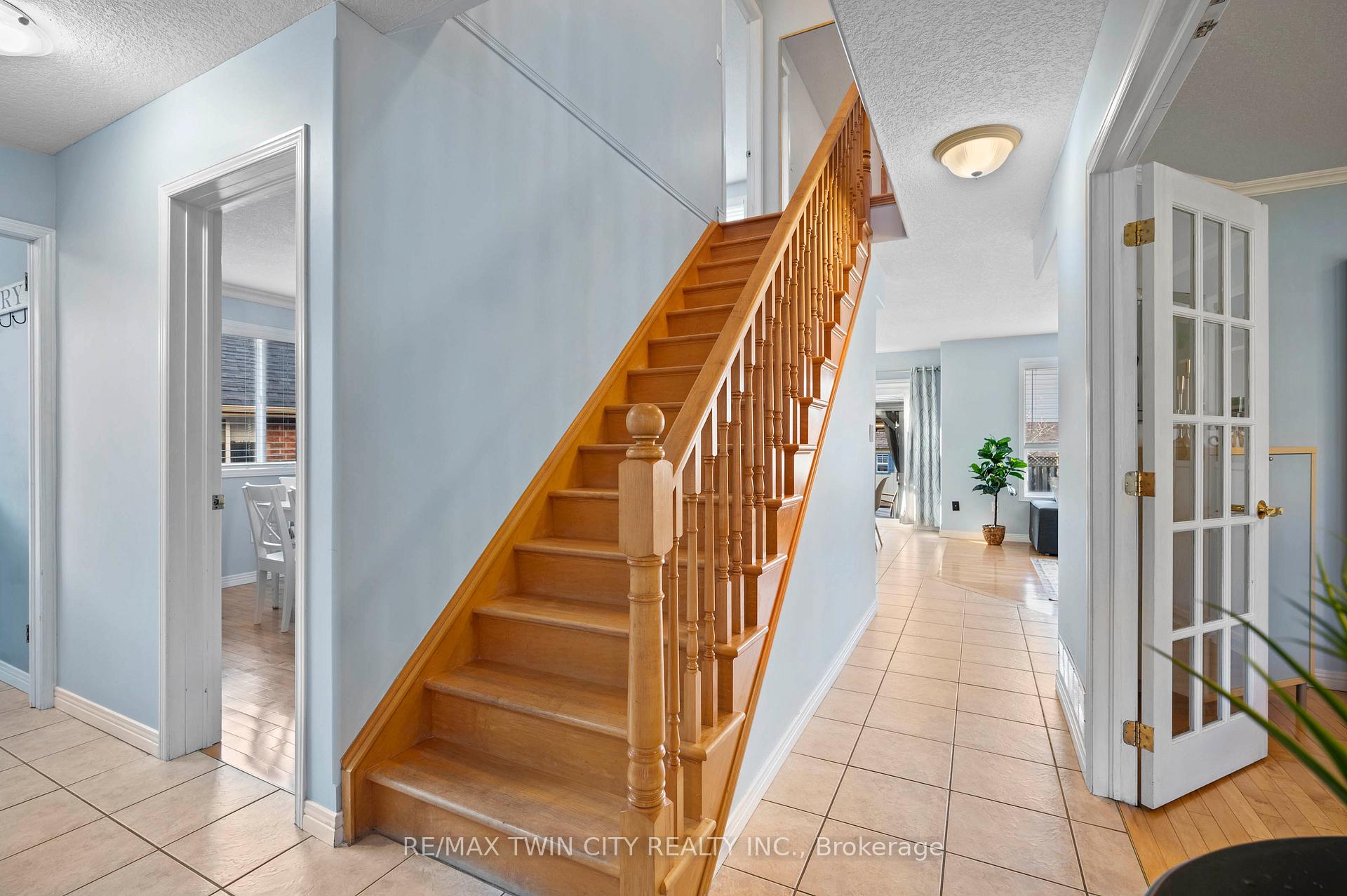 Photo 8 of 27 Rush Meadow Street, Kitchener — HOMEH