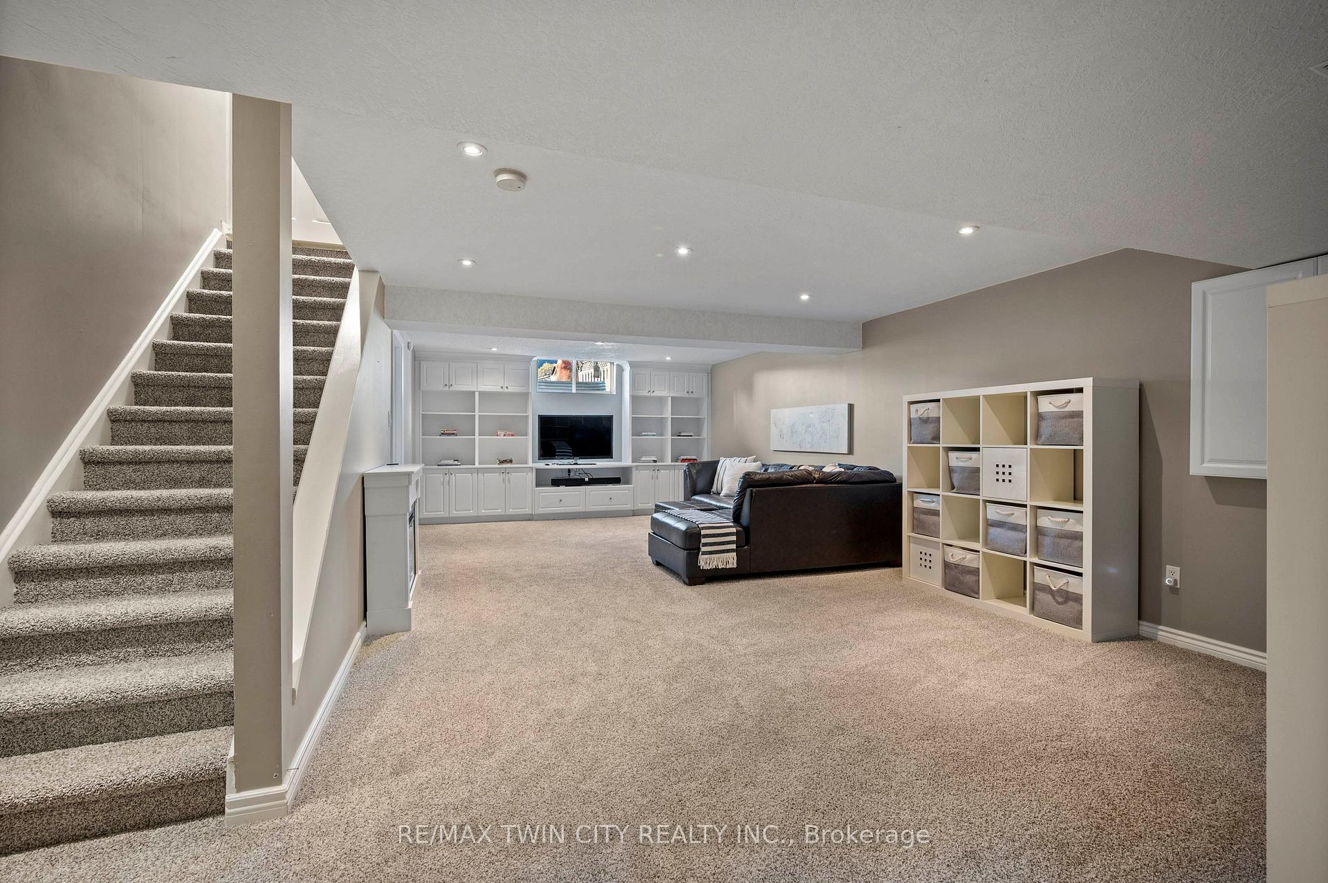 Photo 13 of 27 Rush Meadow Street, Kitchener — HOMEH