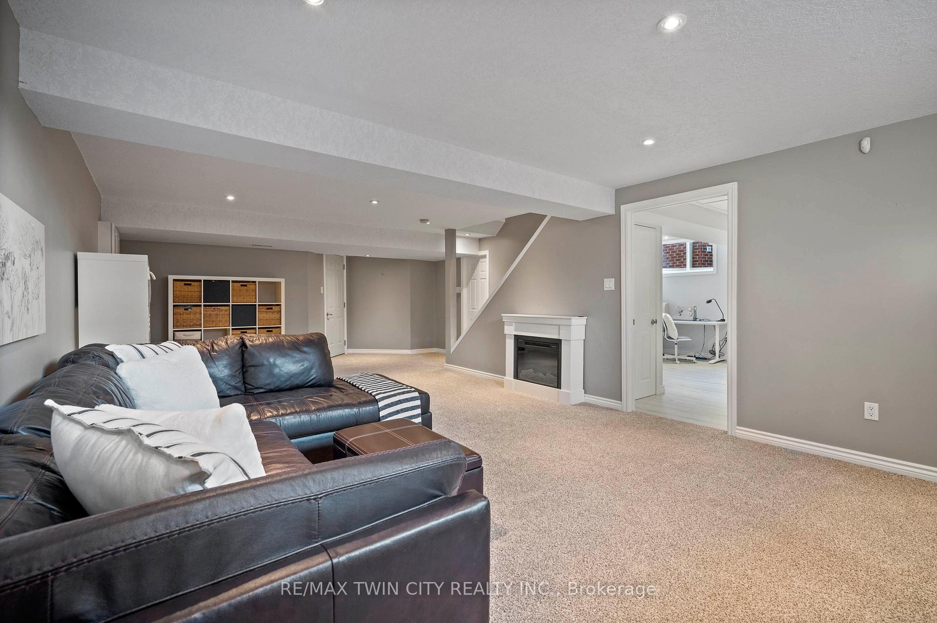 Photo 16 of 27 Rush Meadow Street, Kitchener — HOMEH