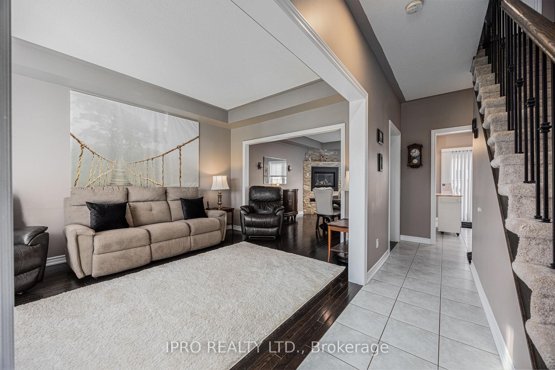 Photo 8 of 63 Megan Crescent, Barrie, 400 West — HOMEH