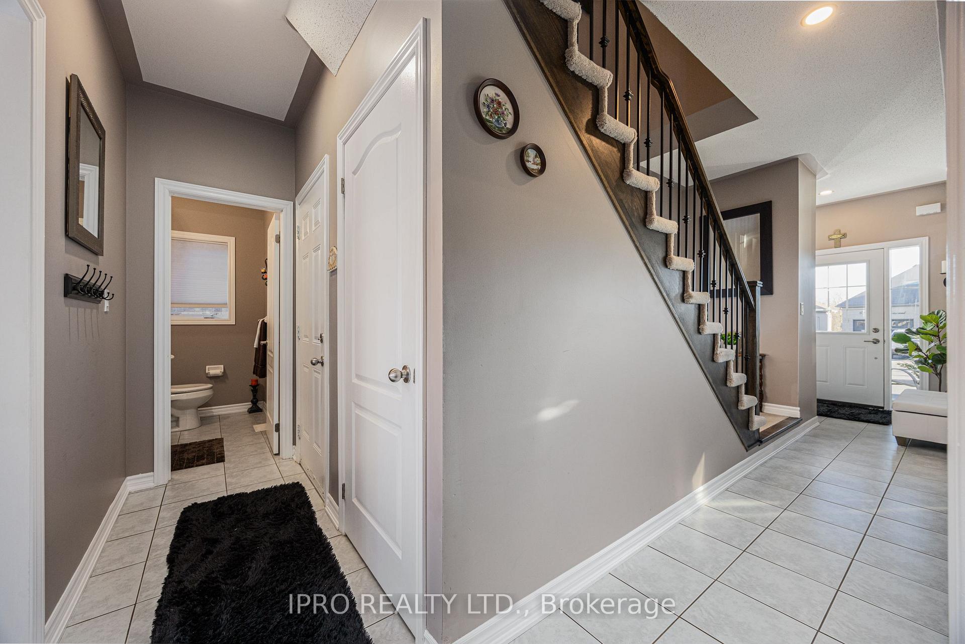 Photo 14 of 63 Megan Crescent, Barrie, 400 West — HOMEH