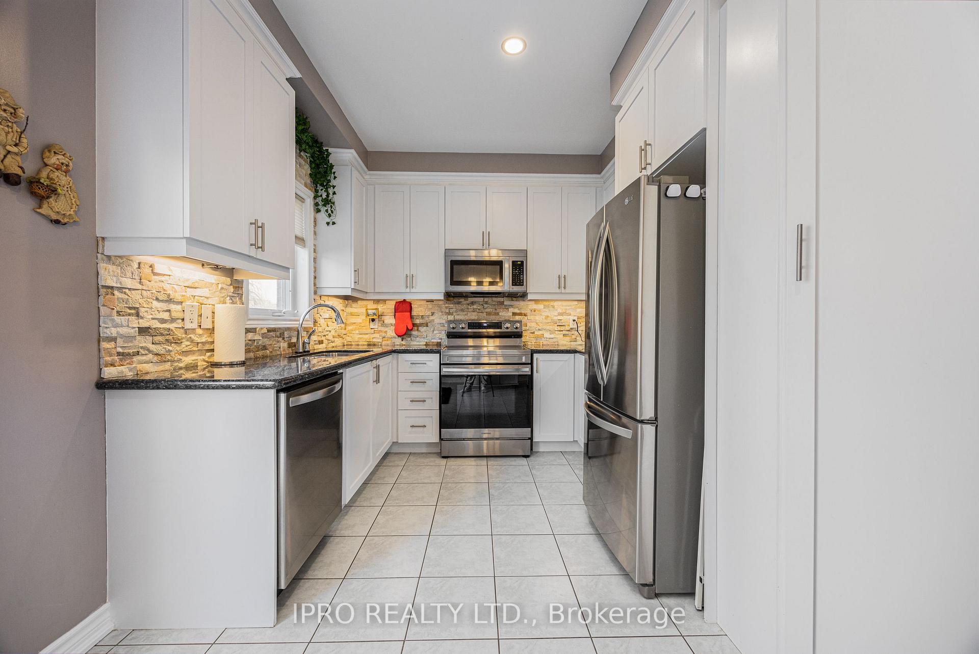 Photo 12 of 63 Megan Crescent, Barrie, 400 West — HOMEH
