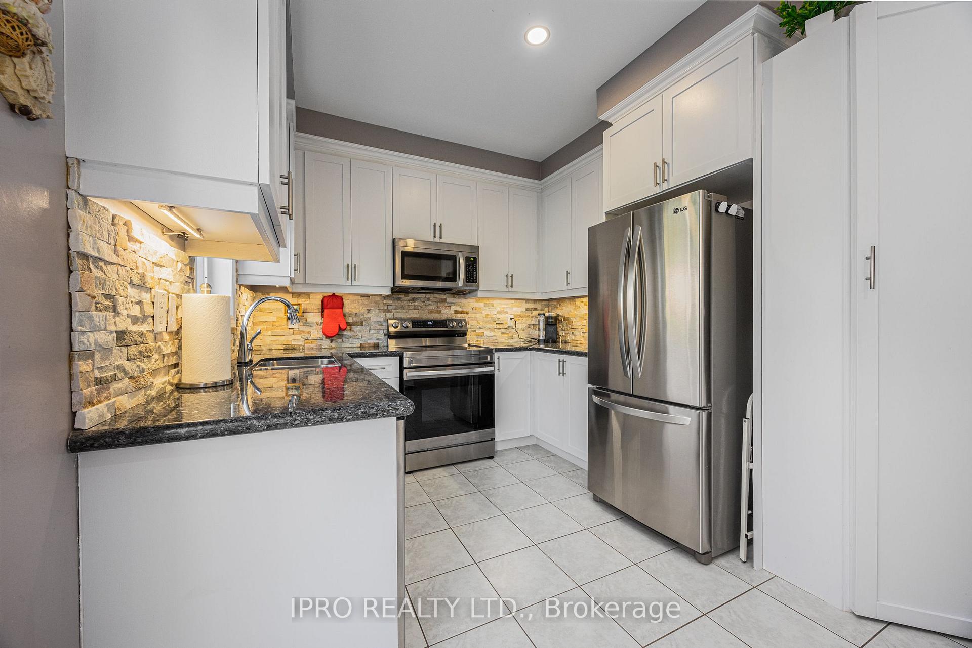 Photo 40 of 63 Megan Crescent, Barrie, 400 West — HOMEH