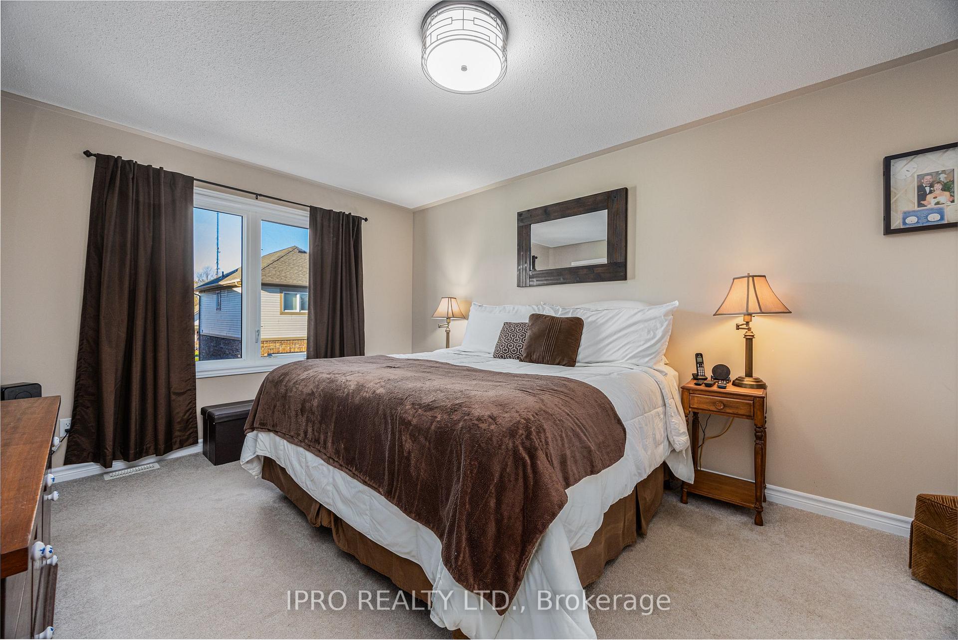 Photo 25 of 63 Megan Crescent, Barrie, 400 West — HOMEH