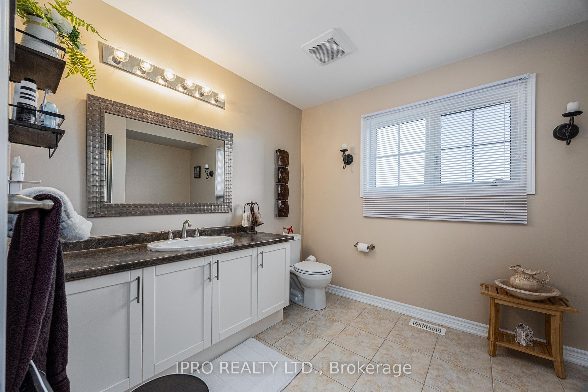 Photo 16 of 63 Megan Crescent, Barrie, 400 West — HOMEH