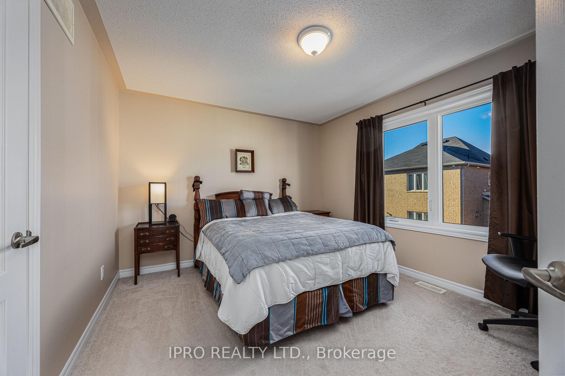 Photo 23 of 63 Megan Crescent, Barrie, 400 West — HOMEH