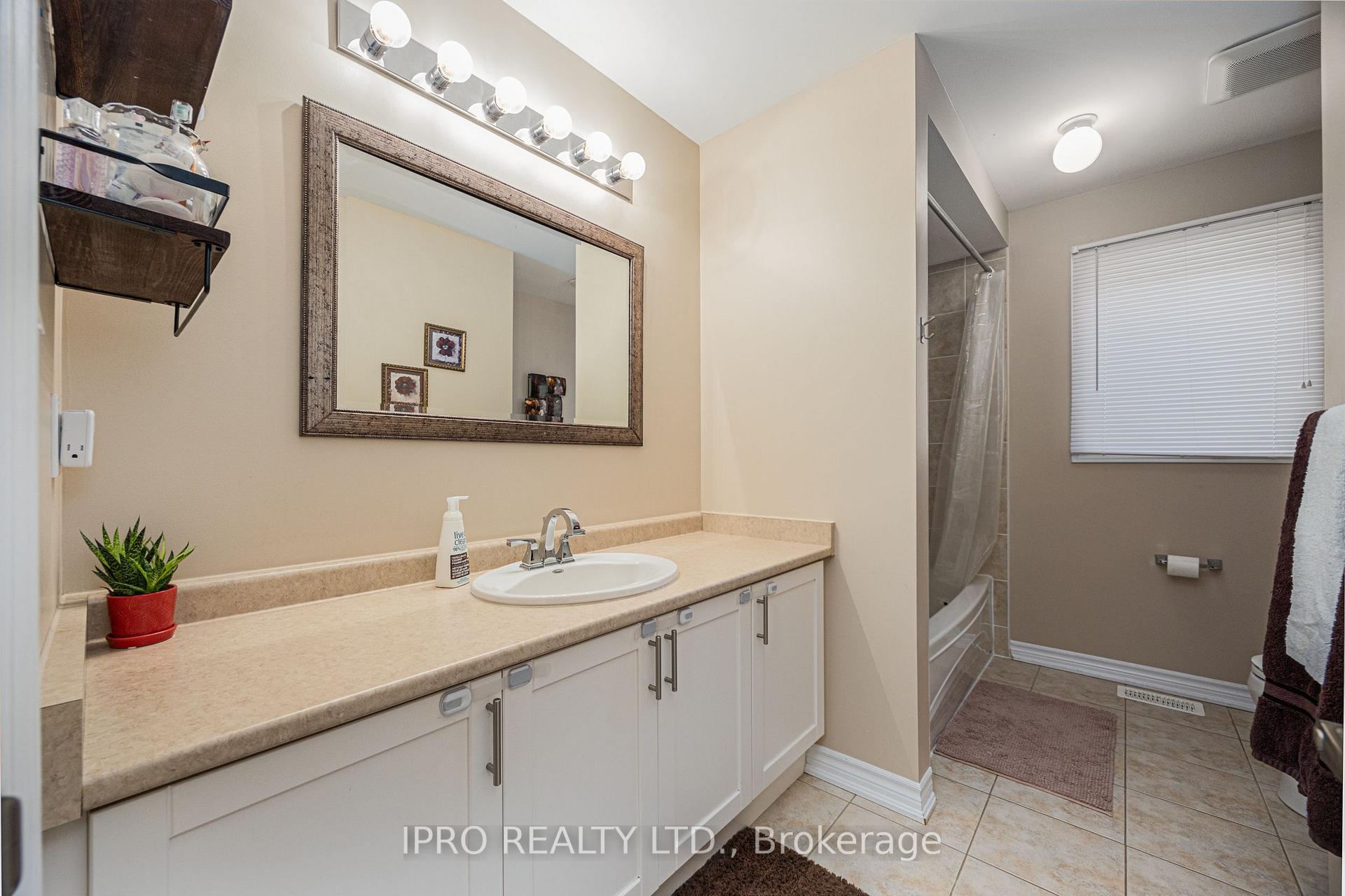 Photo 29 of 63 Megan Crescent, Barrie, 400 West — HOMEH