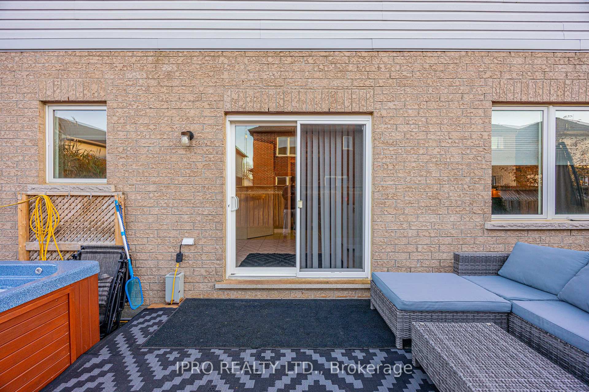 Photo 32 of 63 Megan Crescent, Barrie, 400 West — HOMEH