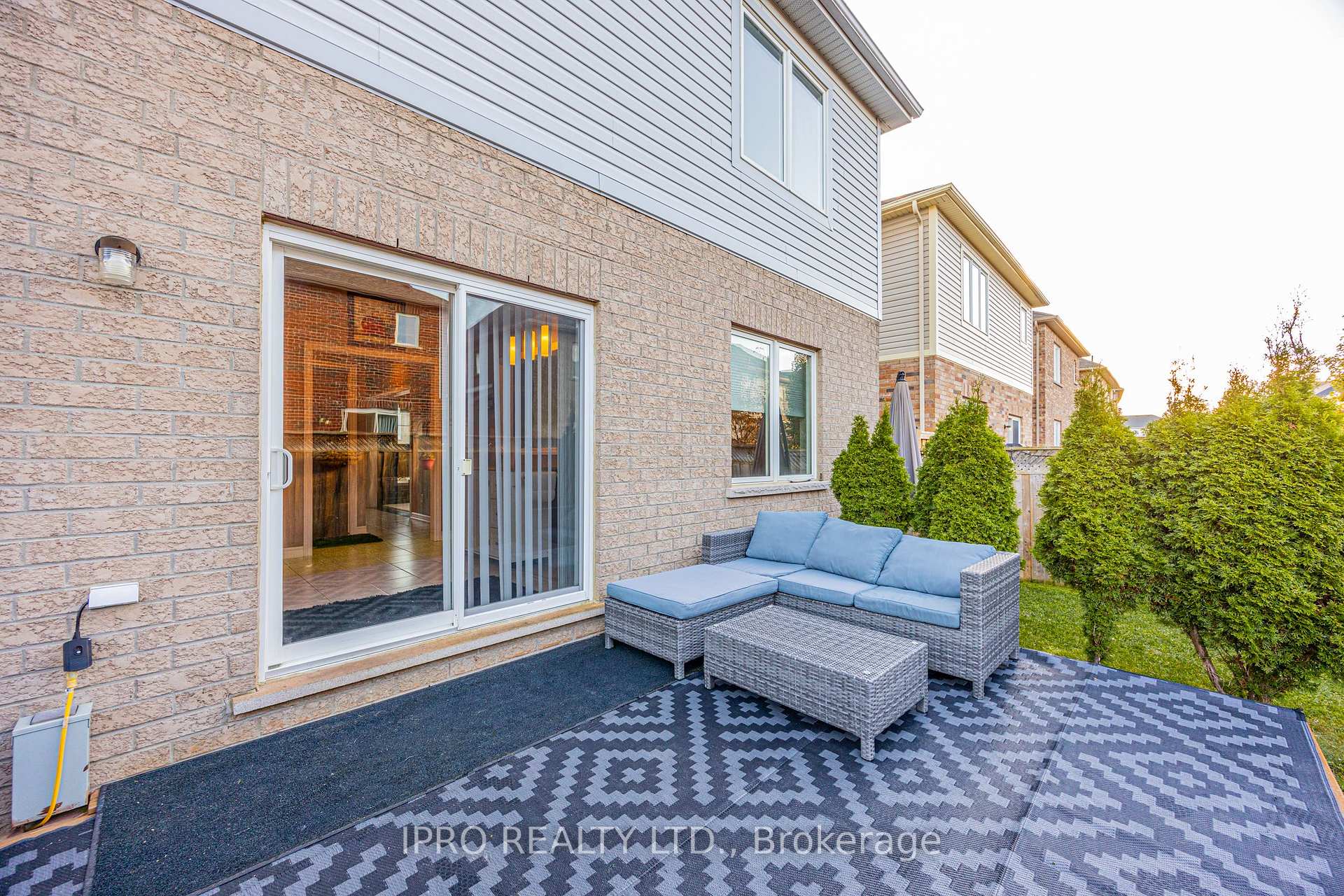 Photo 33 of 63 Megan Crescent, Barrie, 400 West — HOMEH