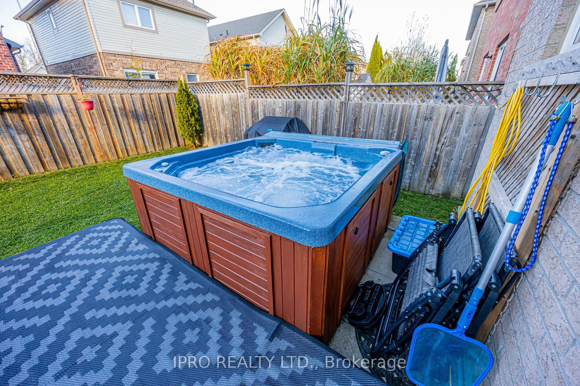 Photo 35 of 63 Megan Crescent, Barrie, 400 West — HOMEH