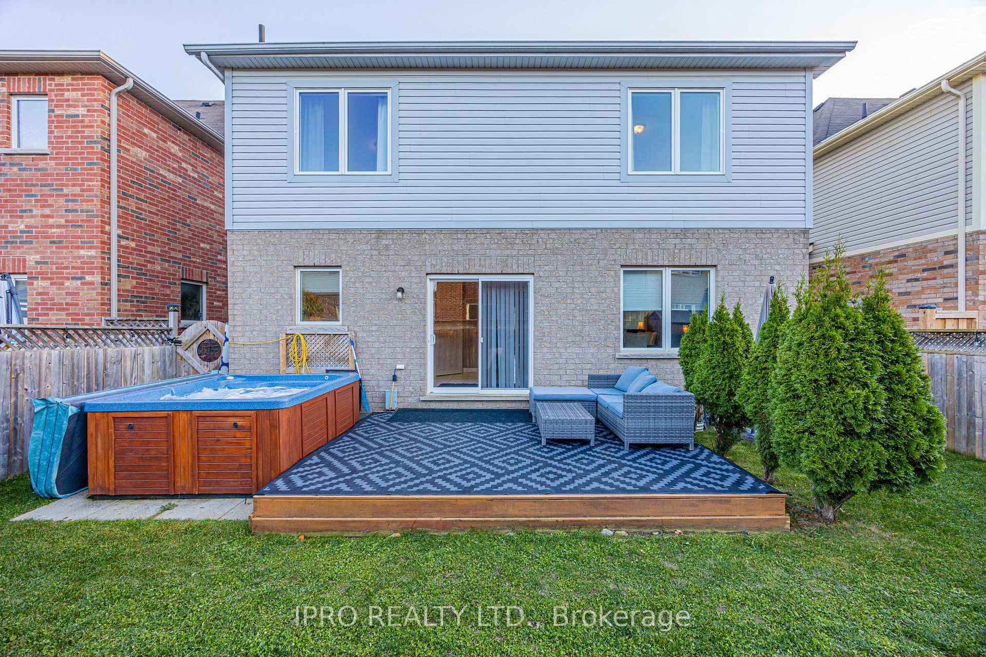 Photo 36 of 63 Megan Crescent, Barrie, 400 West — HOMEH