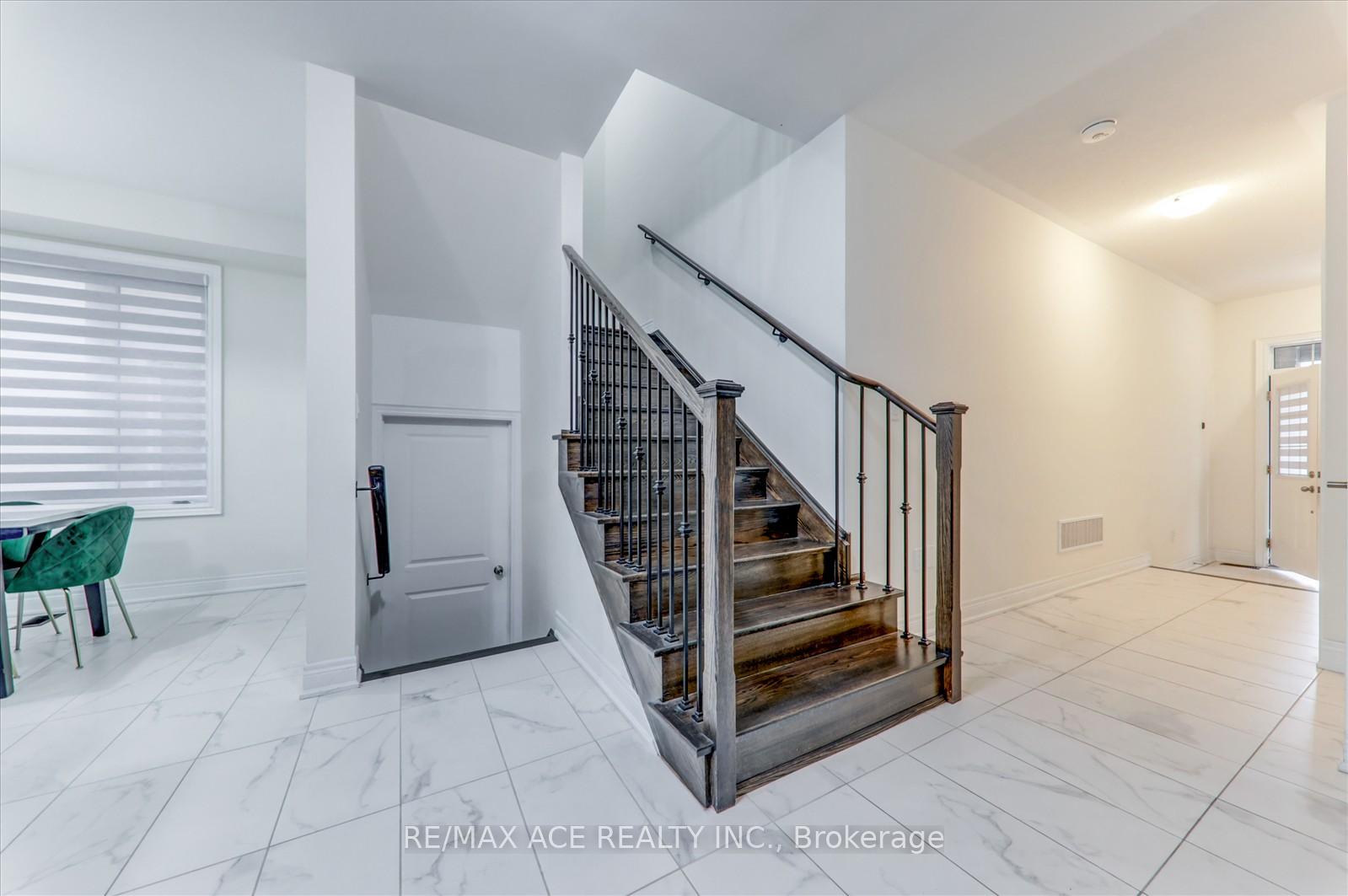 Photo 4 of 353 Kirkham Drive, Markham, Cedarwood — HOMEH